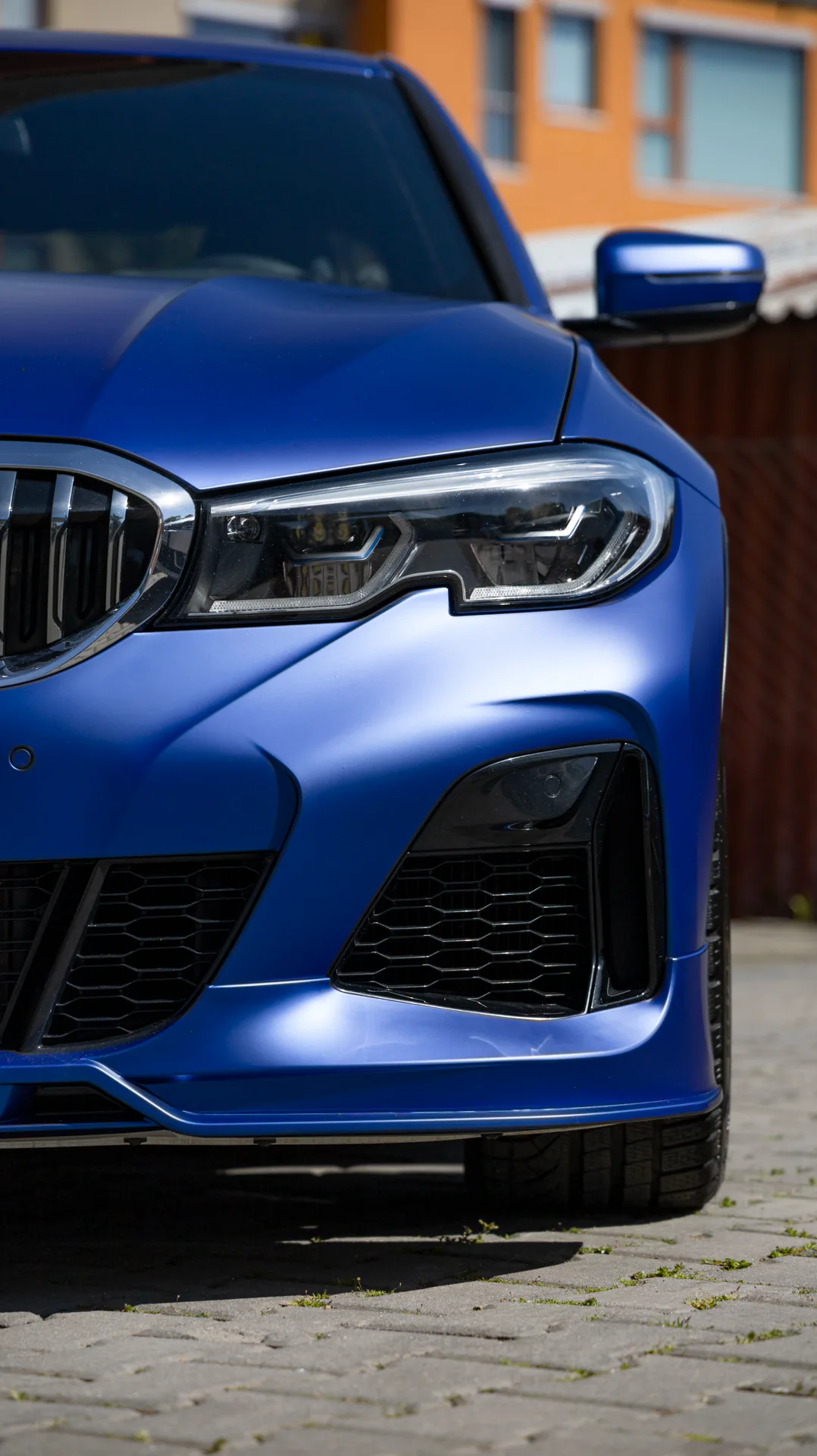 Headlight and front intake of the blue BMW